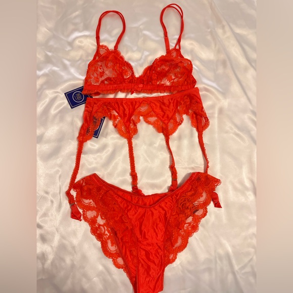 La Perla Vintage Fiery Red Lace Bra Set four pieces . - Picture 10 of 14